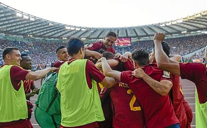 La piña romanista tras el tanto de Perotti. La piña romanista tras el tanto de Perotti.
