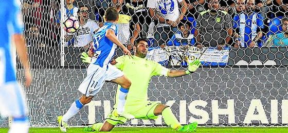 Sobre estas líneas, Adán trata de detener el lanzamiento que acabaría en gol de Szymanowski. Sobre estas líneas, Adán trata de detener el lanzamiento que acabaría en gol de Szymanowski.