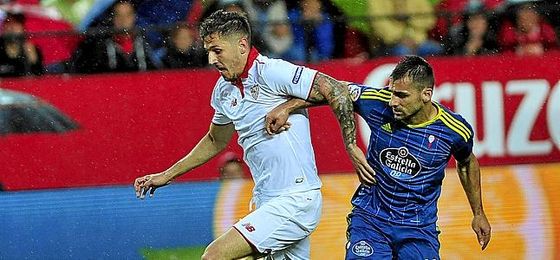 Jonny pugna con Joveti durante el Sevilla-Celta. Jonny pugna con Joveti durante el Sevilla-Celta.