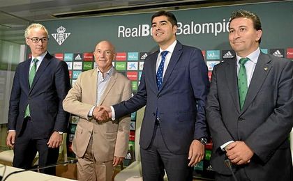 Torrecilla, junto a Serra, Haro y Catalán en la presentación del mallorquín. Torrecilla, junto a Serra, Haro y Catalán en la presentación del mallorquín.