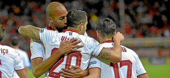 N´Zonzi y Vitolo se abrazan tras un gol del canario. N´Zonzi y Vitolo se abrazan tras un gol del canario.