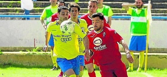 Dani Casado, ante el Coria. Dani Casado, ante el Coria.