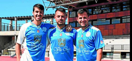 Lolo Armario, Úbeda y Fran Delgado, con la elástica del Marino esta temporada. Lolo Armario, Úbeda y Fran Delgado, con la elástica del Marino esta temporada.
