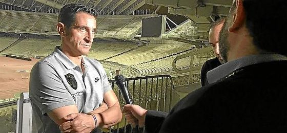 Manolo Jiménez, en una entrevista a los medios del AEK. Manolo Jiménez, en una entrevista a los medios del AEK.