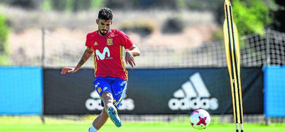 El bético Dani Ceballos pule sus lanzamientos de falta bajo las órdenes de Celades. El bético Dani Ceballos pule sus lanzamientos de falta bajo las órdenes de Celades.