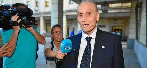 Lopera, hoy a la entrada a los juzgados. Lopera, hoy a la entrada a los juzgados.