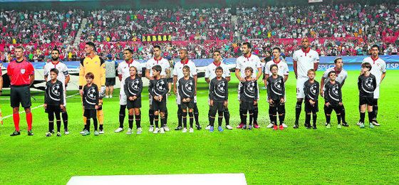En la imagen, el Sevilla, en los prolegómenos del encuentro disputado ante el Lyon en la pasada fase de grupos de la Champions. En la imagen, el Sevilla, en los prolegómenos del encuentro disputado ante el Lyon en la pasada fase de grupos de la Champions.