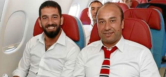 Arda Turan agrede periodista en avión de regreso de su selección según prensa Arda Turan agrede periodista en avión de regreso de su selección según prensa