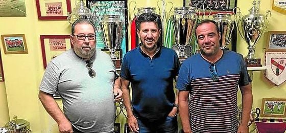 Diego Román (centro) en el anuncio de su fichaje por el ´Cense´. Diego Román (centro) en el anuncio de su fichaje por el ´Cense´.