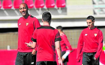 El francés está muy a gusto en Sevilla. El francés está muy a gusto en Sevilla.