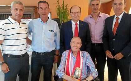 Pablo Blanco, Enrique Montero, José Castro, Antonio Álvarez y Rafa Paz, junto a Roberto Alés. Pablo Blanco, Enrique Montero, José Castro, Antonio Álvarez y Rafa Paz, junto a Roberto Alés.