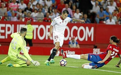 El canario, en el puede haber sido su último partido en el Sevilla. El canario, en el puede haber sido su último partido en el Sevilla.
