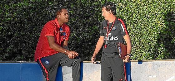 Kluivert, junto a Emery, en un entrenamiento del PSG. Kluivert, junto a Emery, en un entrenamiento del PSG.