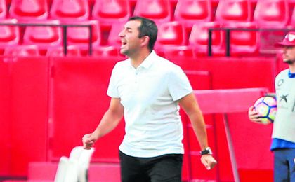 Diego Martínez dice adiós al Sevilla tras ocho temporadas en el club sevillano. Diego Martínez dice adiós al Sevilla tras ocho temporadas en el club sevillano.