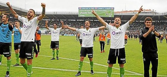 Los jugadores del Racing celebran el pase con su afición. Los jugadores del Racing celebran el pase con su afición.