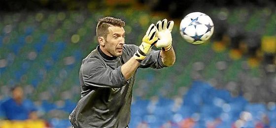 Buffon, durante un entrenamiento con la Juventus. Buffon, durante un entrenamiento con la Juventus.