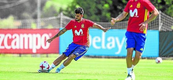 Dani Ceballos realiza un golpeo durante la concentración de España sub 21 en Las Rozas. Dani Ceballos realiza un golpeo durante la concentración de España sub 21 en Las Rozas.