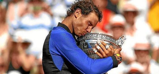 Nadal, con su décimo trofeo de Roland Garros. Nadal, con su décimo trofeo de Roland Garros.
