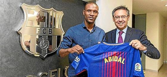 Abidal, junto a Bartomeu. Abidal, junto a Bartomeu.