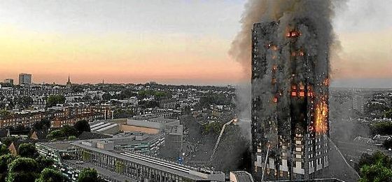 Imagen del incendio en el edificio de apartamentos afectado. Imagen del incendio en el edificio de apartamentos afectado.