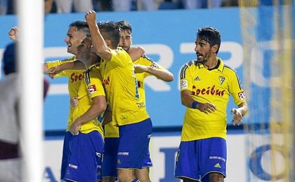 Los jugadores del Cádiz celebran el gol de Aketxe. Los jugadores del Cádiz celebran el gol de Aketxe.