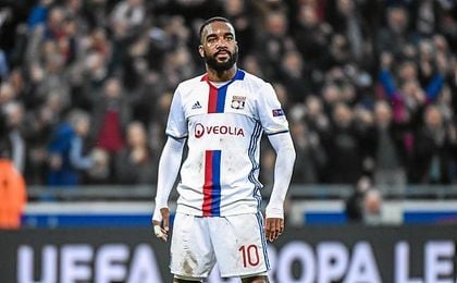 La sanción de la FIFA al Atlético deja el futuro de Lacazette en el aire. La sanción de la FIFA al Atlético deja el futuro de Lacazette en el aire.