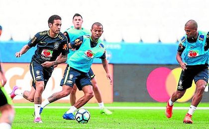 El sevillista Mariano Ferreira, entrenándose con la selección brasileña. El sevillista Mariano Ferreira, entrenándose con la selección brasileña.