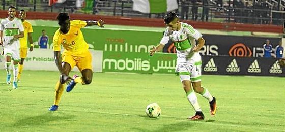 Attal, con el balón en el partido de Argelia frente a Togo. Attal, con el balón en el partido de Argelia frente a Togo.