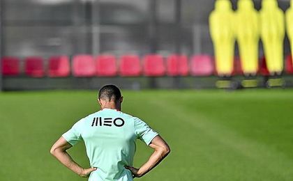 El luso amenaza con irse de España. El luso amenaza con irse de España.
