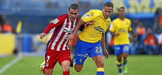 Dani Castellano trata de frenar a Antoine Griezmann. Dani Castellano trata de frenar a Antoine Griezmann.