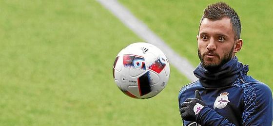 Çolak, en un entrenamiento con el Deportivo. Çolak, en un entrenamiento con el Deportivo.