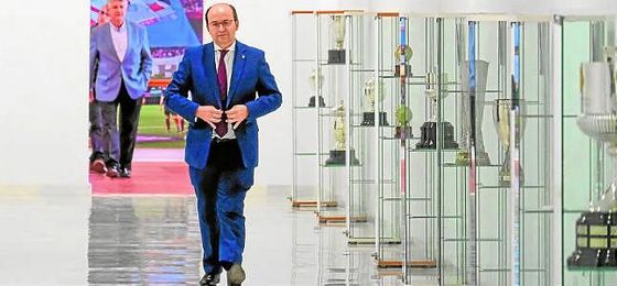 José Castro, presidente del Sevilla, en los pasillos del Sánchez-Pizjuán. José Castro, presidente del Sevilla, en los pasillos del Sánchez-Pizjuán.