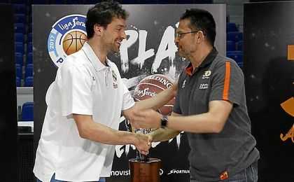 Pedro Martínez. junto a Sergio Llull. Pedro Martínez. junto a Sergio Llull.