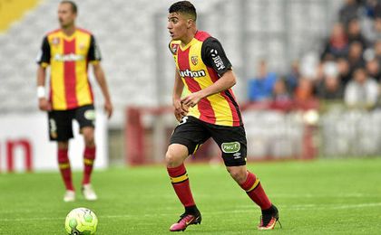 Hafez, de 21 años, con la camiseta del Lens. Hafez, de 21 años, con la camiseta del Lens.