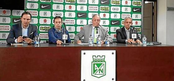 Botero, segundo por la derecha, en la rueda de prensa de hoy. Botero, segundo por la derecha, en la rueda de prensa de hoy.