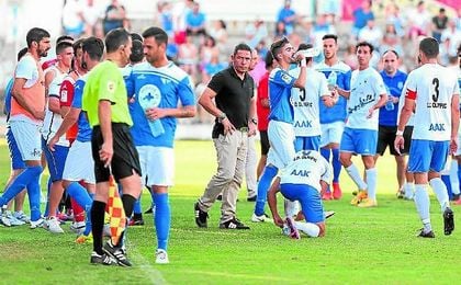 Juan Carlos Gómez, rodeado de jugadores durante el encuentro de ida ante el Olímpic de Xàtiva. Juan Carlos Gómez, rodeado de jugadores durante el encuentro de ida ante el Olímpic de Xàtiva.