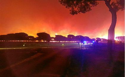 Imagen de la pasada madrugada del incendio en Moguer. Imagen de la pasada madrugada del incendio en Moguer.