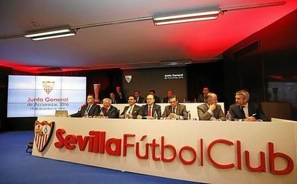 Imagen de la Junta General de Accionistas del Sevilla. Imagen de la Junta General de Accionistas del Sevilla.