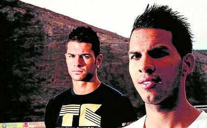 Vitolo y Jonathan Viera posaron en numerosas ocasiones juntos cuando ambos despuntaban en la cantera de Las Palmas. Vitolo y Jonathan Viera posaron en numerosas ocasiones juntos cuando ambos despuntaban en la cantera de Las Palmas.