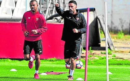 El brasileño Mariano Ferreira trabaja junto a un recuperador blanquirrojo. El brasileño Mariano Ferreira trabaja junto a un recuperador blanquirrojo.