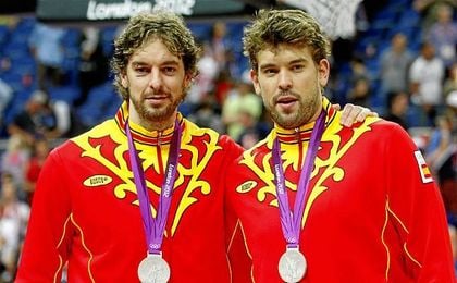 Los hermanos Gasol, celebrando la plata olímpica lograda en Londres. Los hermanos Gasol, celebrando la plata olímpica lograda en Londres.