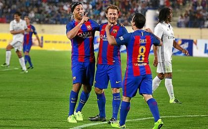 Ronaldinho, Mendieta y Giuly, celebrando un gol en un amistoso contra el Real Madrid Leyendas. Ronaldinho, Mendieta y Giuly, celebrando un gol en un amistoso contra el Real Madrid Leyendas.