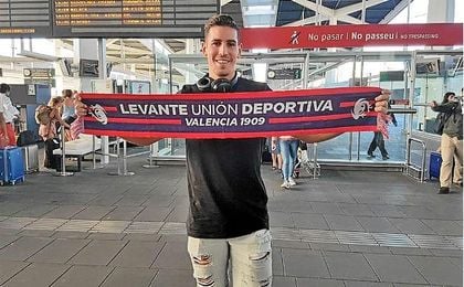 Alex Alegría posa con la bufanda del Levante, su nuevo equipo. Alex Alegría posa con la bufanda del Levante, su nuevo equipo.
