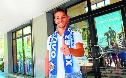Álvaro Ramírez, el día de su presentación como jugador del Xerez Deportivo. Álvaro Ramírez, el día de su presentación como jugador del Xerez Deportivo.