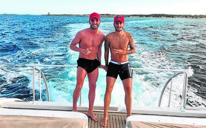 Lucas Pérez, con Luis Alberto, durante sus vacaciones. Lucas Pérez, con Luis Alberto, durante sus vacaciones.