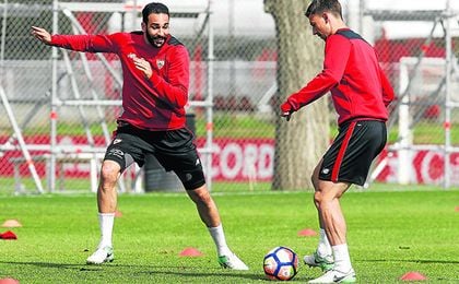 Adil Rami podría abandonar el conjunto sevillista tras dos temporadas. Adil Rami podría abandonar el conjunto sevillista tras dos temporadas.