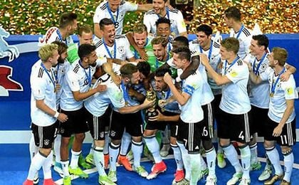 Los alemanes, levantando el trofeo de campeones. Los alemanes, levantando el trofeo de campeones.