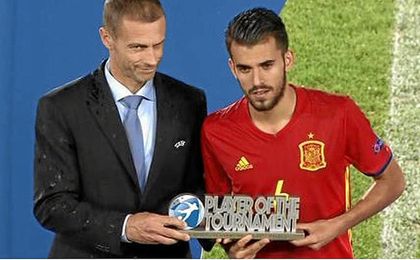Ceballos recibe el MVP del Europeo sub-21. Ceballos recibe el MVP del Europeo sub-21.