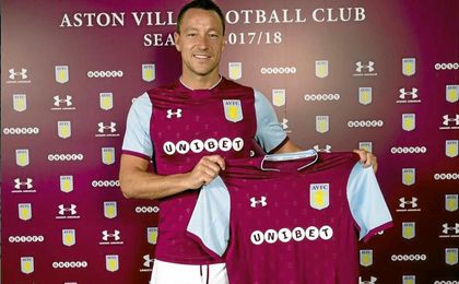 John Terry posa con su nueva camiseta. John Terry posa con su nueva camiseta.