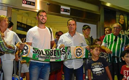 Jordi Amat en el aeropuerto San Pablo, recibido por Alexis. Jordi Amat en el aeropuerto San Pablo, recibido por Alexis.